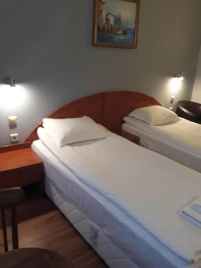 Three Dolphins Hotel With Rooftop Terracе Varna Esterno foto