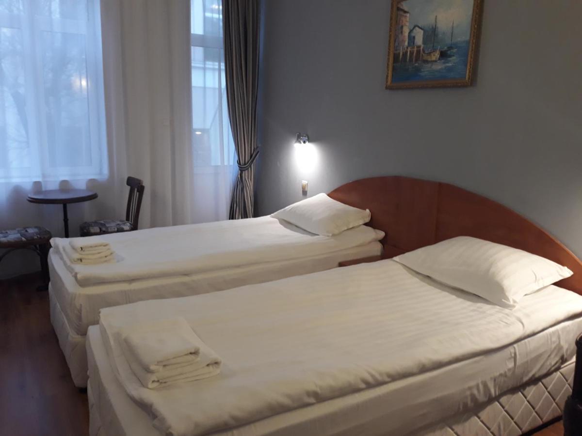 Three Dolphins Hotel With Rooftop Terracе Varna Esterno foto
