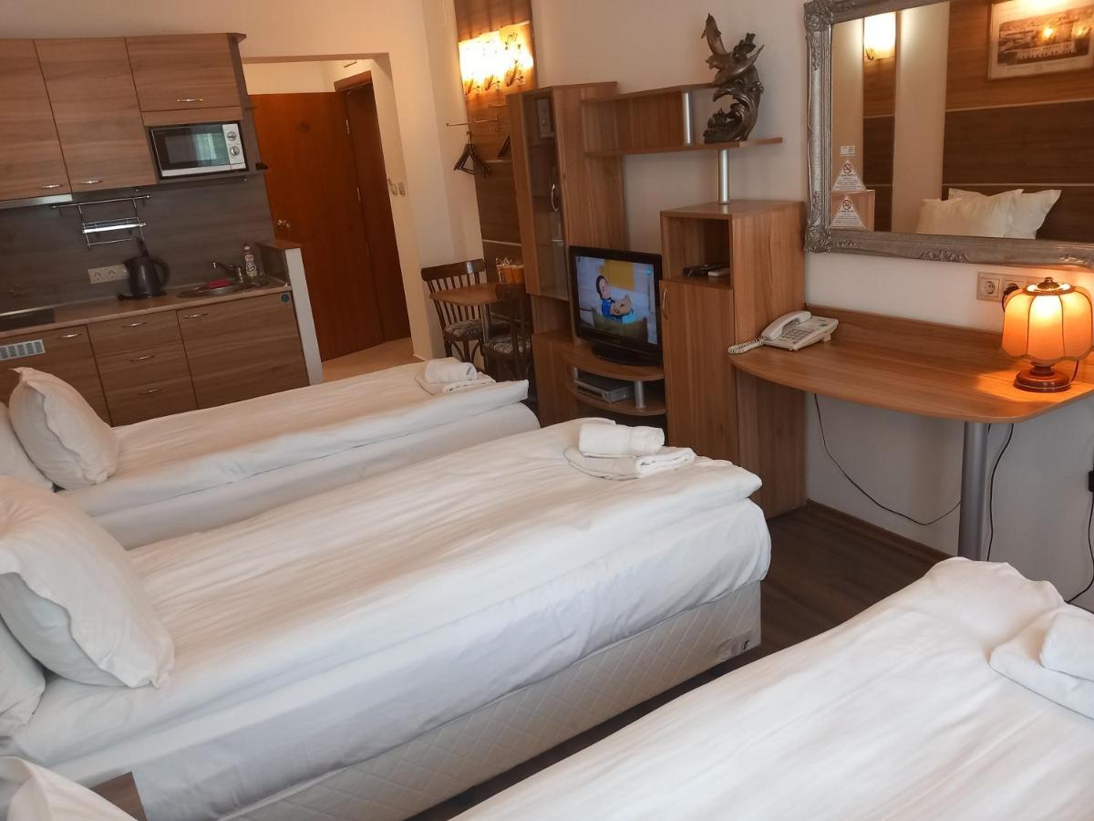 Three Dolphins Hotel With Rooftop Terracе Varna Esterno foto
