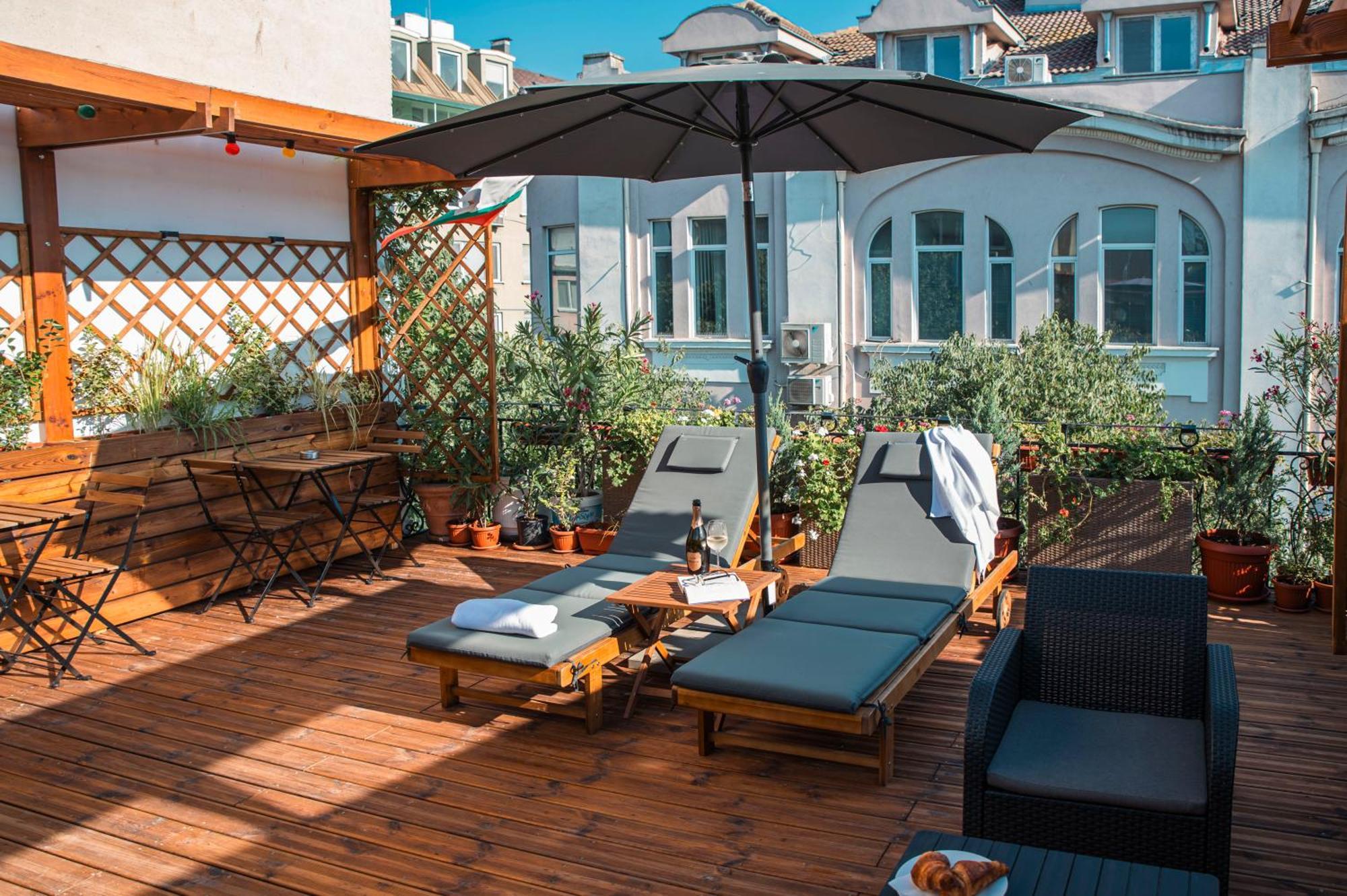 Three Dolphins Hotel With Rooftop Terracе Varna Esterno foto