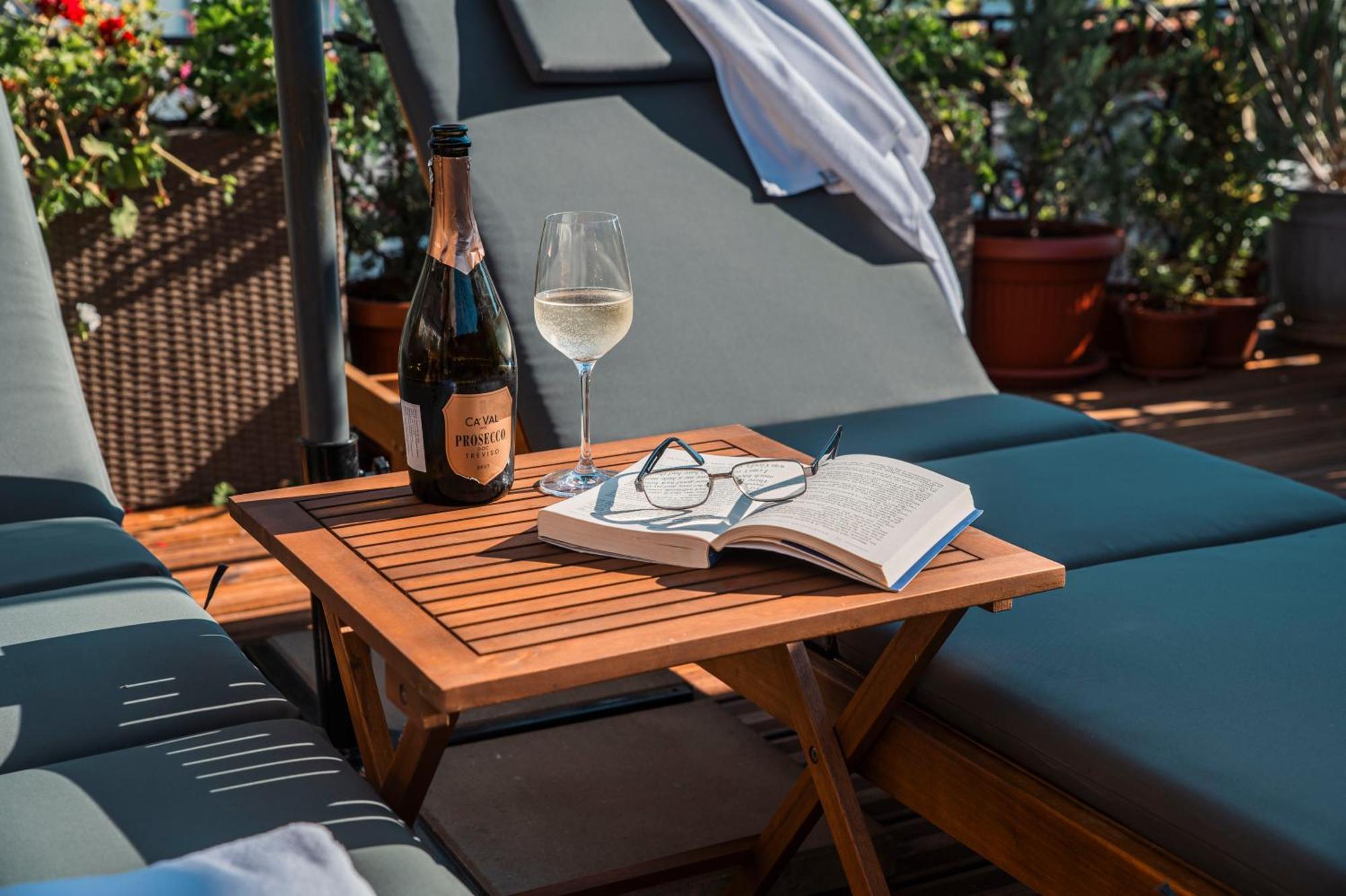 Three Dolphins Hotel With Rooftop Terracе Varna Esterno foto