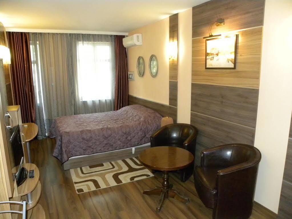 Three Dolphins Hotel With Rooftop Terracе Varna Esterno foto