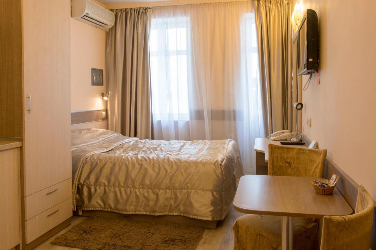 Three Dolphins Hotel With Rooftop Terracе Varna Esterno foto